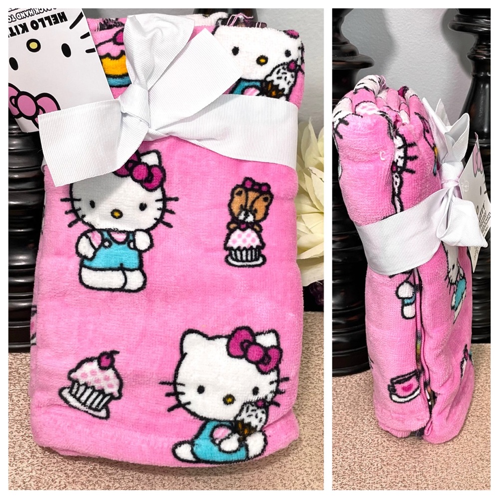 NWT Set of 2 HELLO KITTY Hand Towels